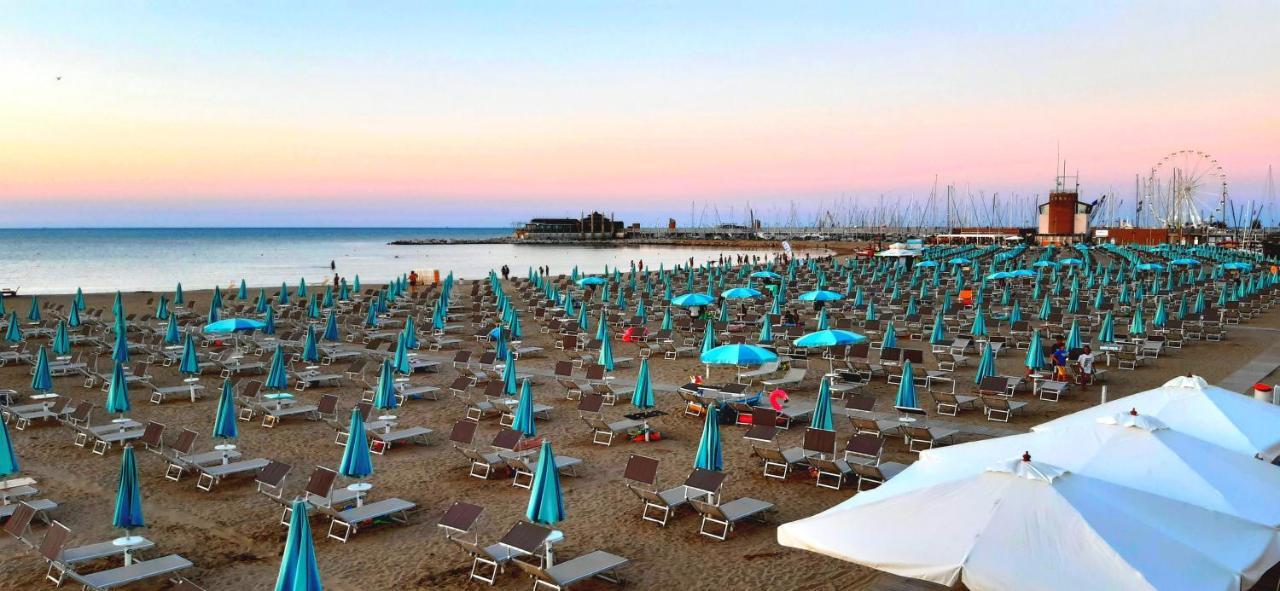 Hotel Paloma Beach Front Chiringuitos Time Rimini Ngoại thất bức ảnh